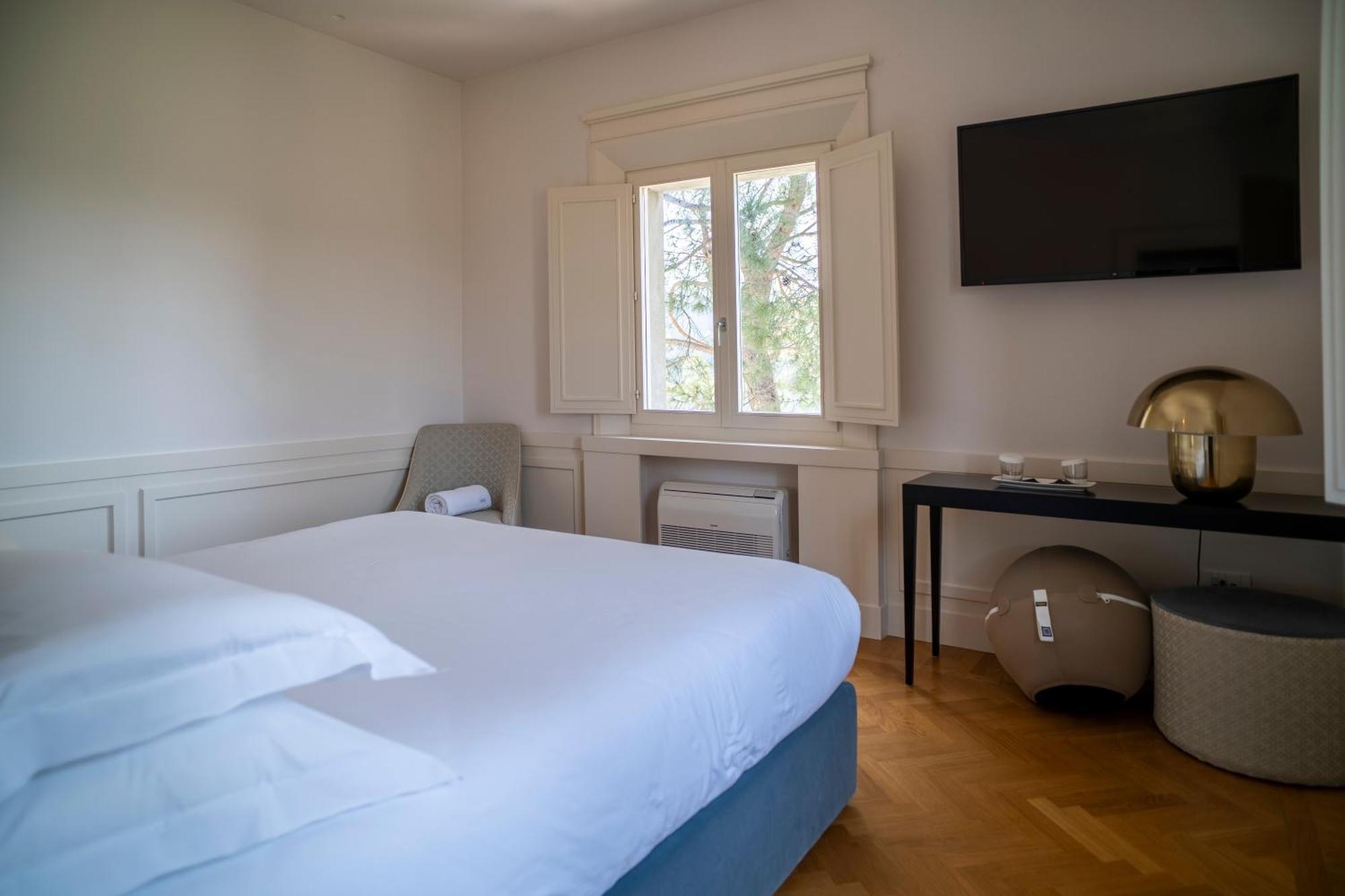 Boutique Hotel Villa Monty Banks Cesena Exteriör bild
